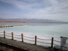 甘肅蘭州 七彩丹霞、嘉峪關(guān)、莫高窟、鳴沙山月牙泉、察爾汗、茶卡鹽湖、青海湖、環(huán)湖西路 文迦牧場 8/10天【特別安排1晚體驗?zāi)β甯鐜づ瘢凰秃脚?騎駱駝+滑沙+越野摩托車，草原娛樂套票+換裝體驗】