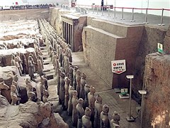 陜西西安 大唐不夜城、秦兵馬俑博物館、西岳華山、西安博物館、唐華清池、回民街 鐘鼓樓廣場(chǎng) 5日游【獨(dú)家贈(zèng)送漢服唐裝換裝體驗(yàn)；走進(jìn)“西安博物館”、贈(zèng)送2大景區(qū)耳麥】