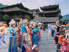 貴陽黃果樹瀑布、荔波小七孔、西江千戶苗寨、青巖古鎮(zhèn)、《多彩貴州風(fēng)》表演 6日【高端純玩12-19人團(tuán)，1+1飛機(jī)頭等艙；6個(gè)0回歸旅行本身】